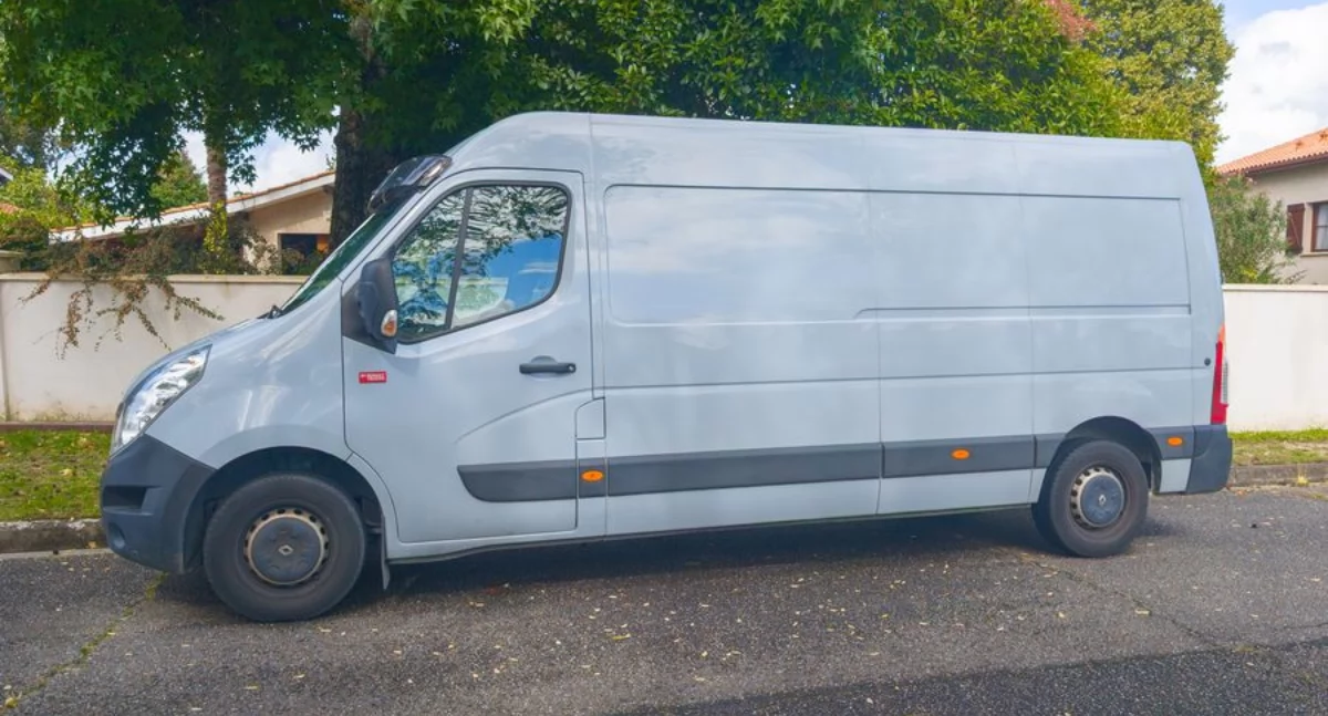 Zakroczym. Zatrzymali auto bo kierowca przekroczył prędkosć. Okazało się, że bus był przywłaszczony 