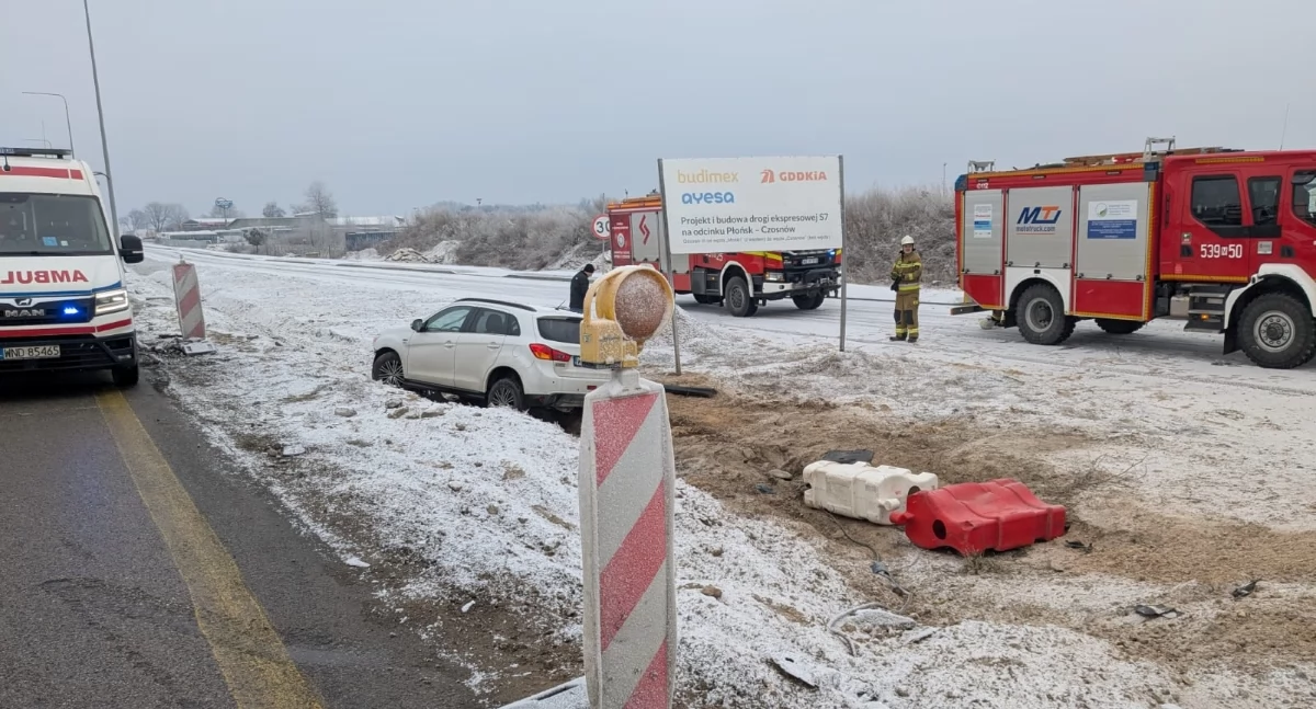 Zakroczym. Kierowca Mitsubishi zjechał z trasy S7 do rowu. Pasażerka auta trafiła do szpitala