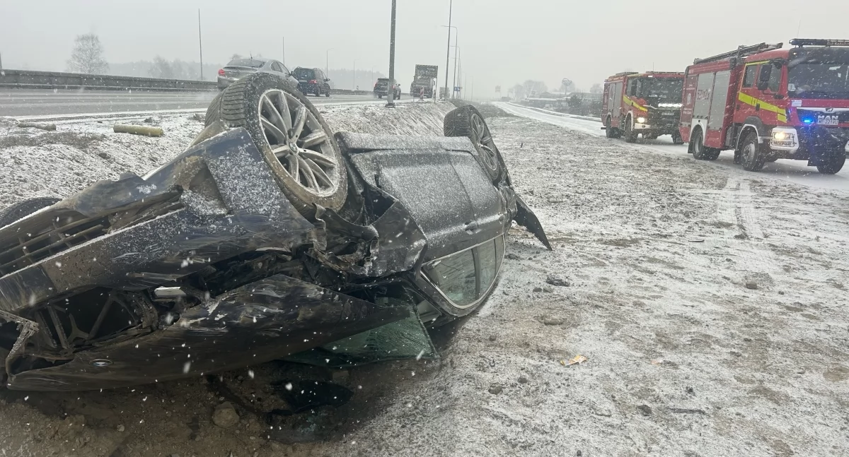 Zakroczym. Kierowca BMW zjechał z trasy S7 i dachował. Rozbite auto na koła postawili strażacy