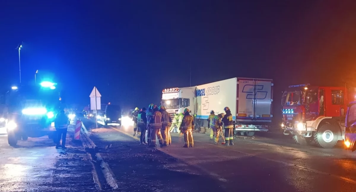 Powiat. Na trasie S7 w Zakroczymiu i Dębinie kierowcy pojazdów ciężarowych z naczepami uderzyli w betonowe bariery. Utrudnienia drogowe trwały kilka godzin