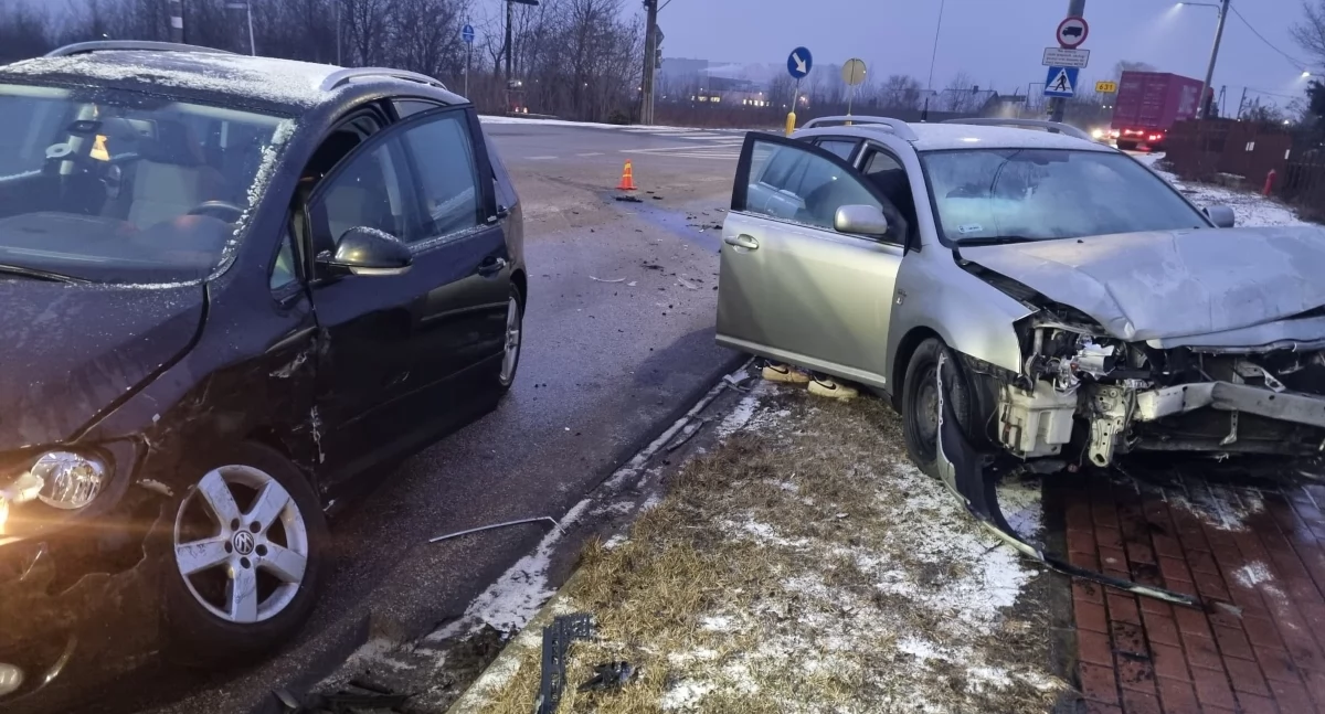 Nowy Dwór Mazowiecki. Zderzenie Volkswagena i Toyoty na skrzyżowaniu ulicy Okunin i Granicznej. Utrudnienia drogowe trwały ponad godzinę