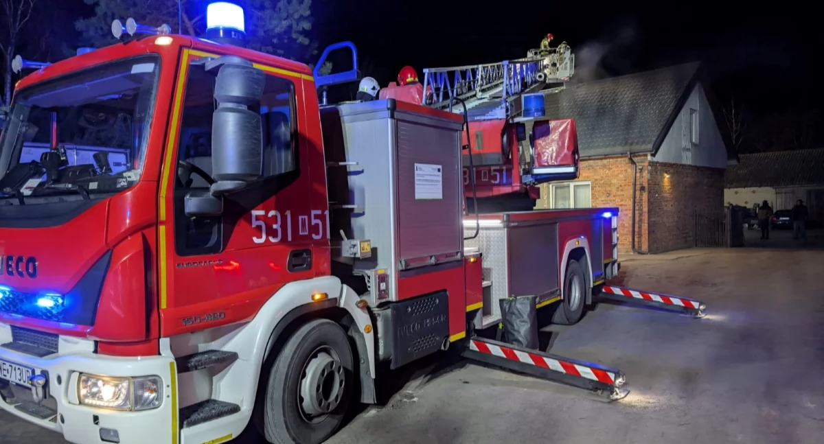 Zakroczym. Pożar sadzy w domu jednorodzinnym w Henrysinie. Ogień ugasili strażacy