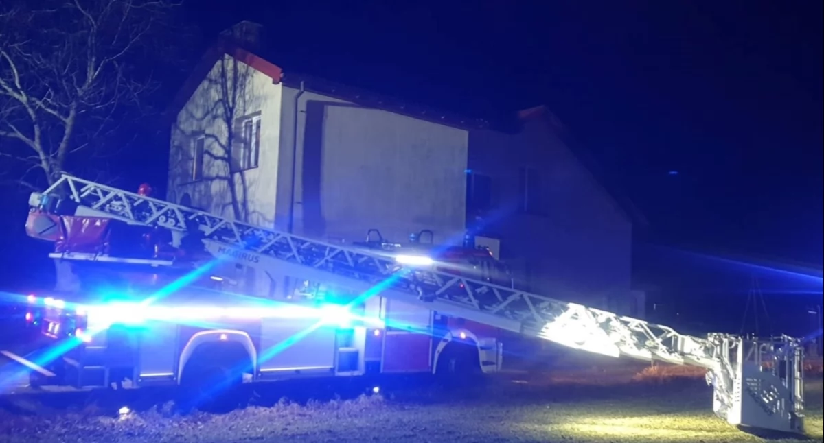 Zakroczym. Pożar sadzy w budynku mieszkalnym przy ulicy Duchowizna. Interweniowały cztery zastępy straży pożarnej