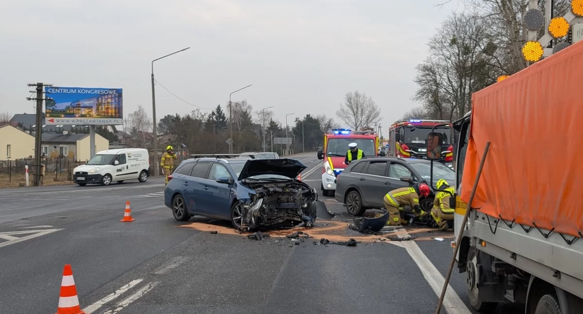 Nowy Dwór Mazowiecki. Zderzenie Toyoty i Volkswagena na skrzyżowaniu DK 62 i DK 85. Jeden z kierowców nie ustąpił pierwszeństwa przejazdu
