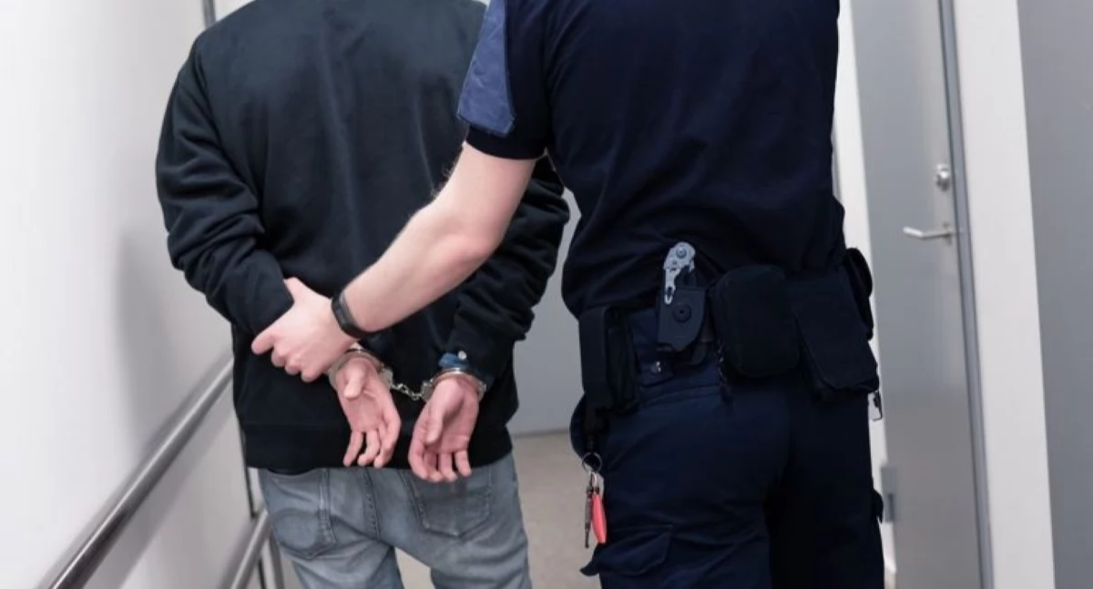 Policjanci z Pomiechówka i Czosnowa zatrzymali dwóch mężczyzn. 71-latek trafił do aresztu za zaatakowanie policjantów, a 28-latek za groźby karalne
