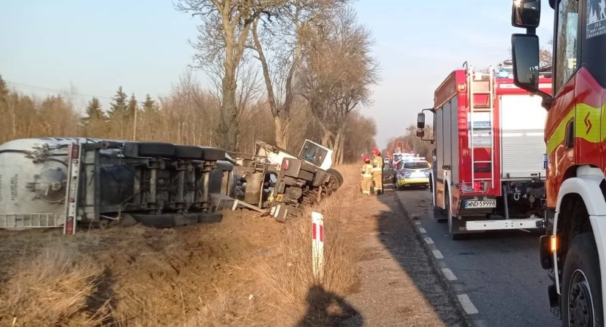 Pomiechówek. W Kikołach podczas jazdy wybuchła opona w pojeździe ciężarowym z cysterną, w wyniku czego kierowca stracił panowanie nad autem i zjechał do rowu