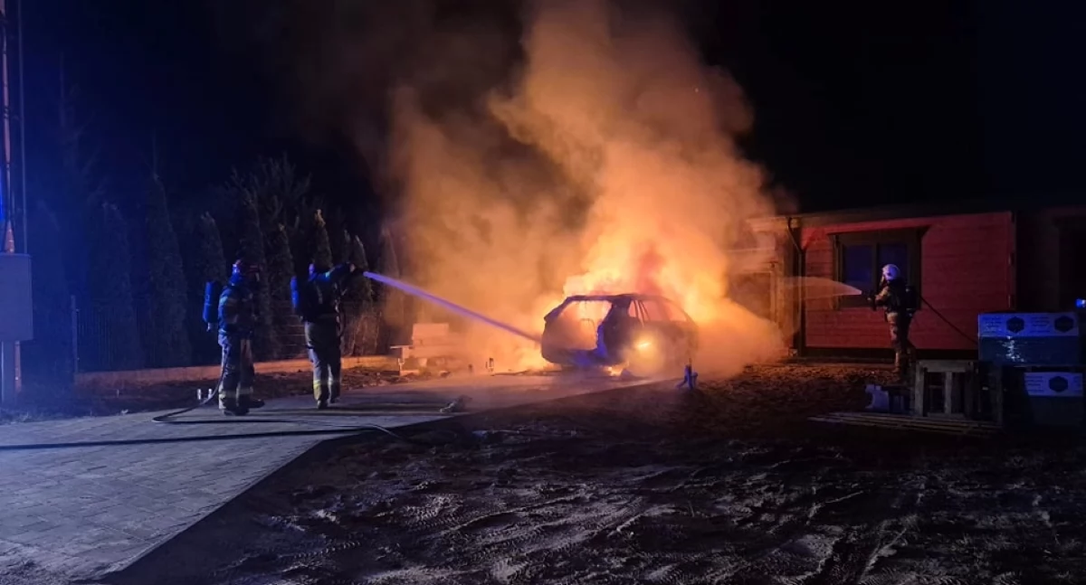 Czosnów. Na posesji w Cybulicach Małych doszczętnie spłonął samochód osobowy. Strażakom udało się obronić przed ogniem drewniany dom jednorodzinny