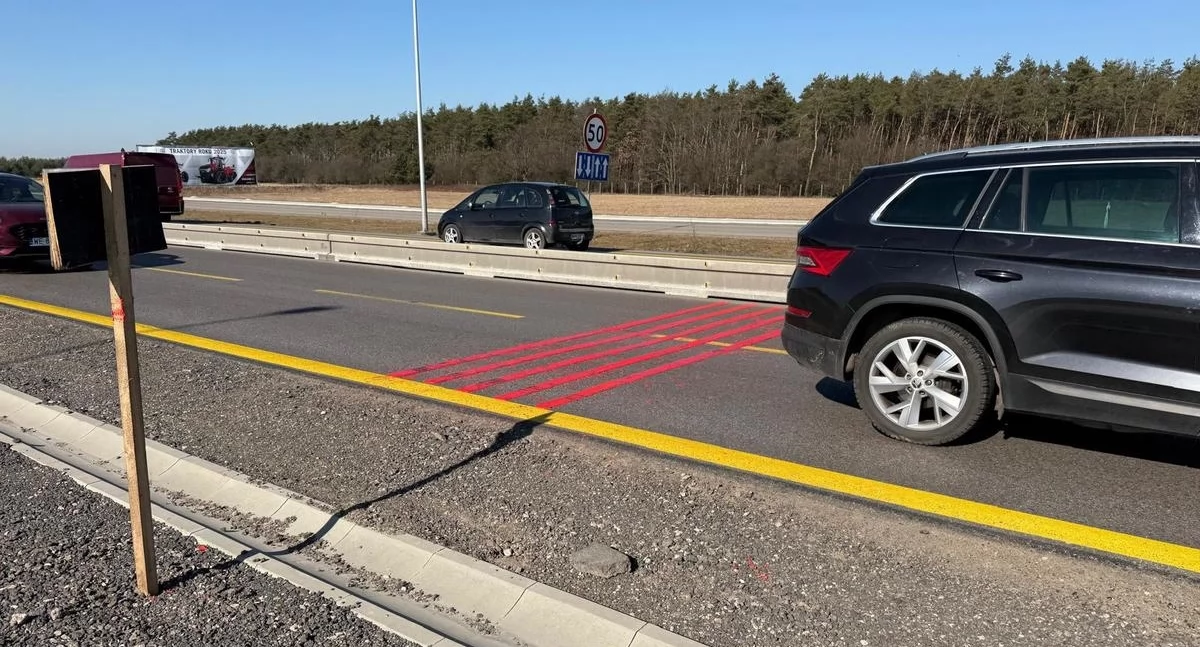 Zakroczym. Specjalne pasy wibracyjno-akustyczne w najbardziej newralgicznym miejscu na przebudowie S7. Na wniosek policji 