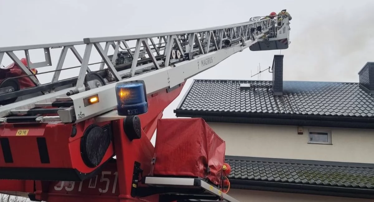 Powiat. Pożary sadzy w domach jednorodzinnych w Wólce Smoszewskiej i Pomiechówku. Pękły kominy, a ogień gasili strażacy 