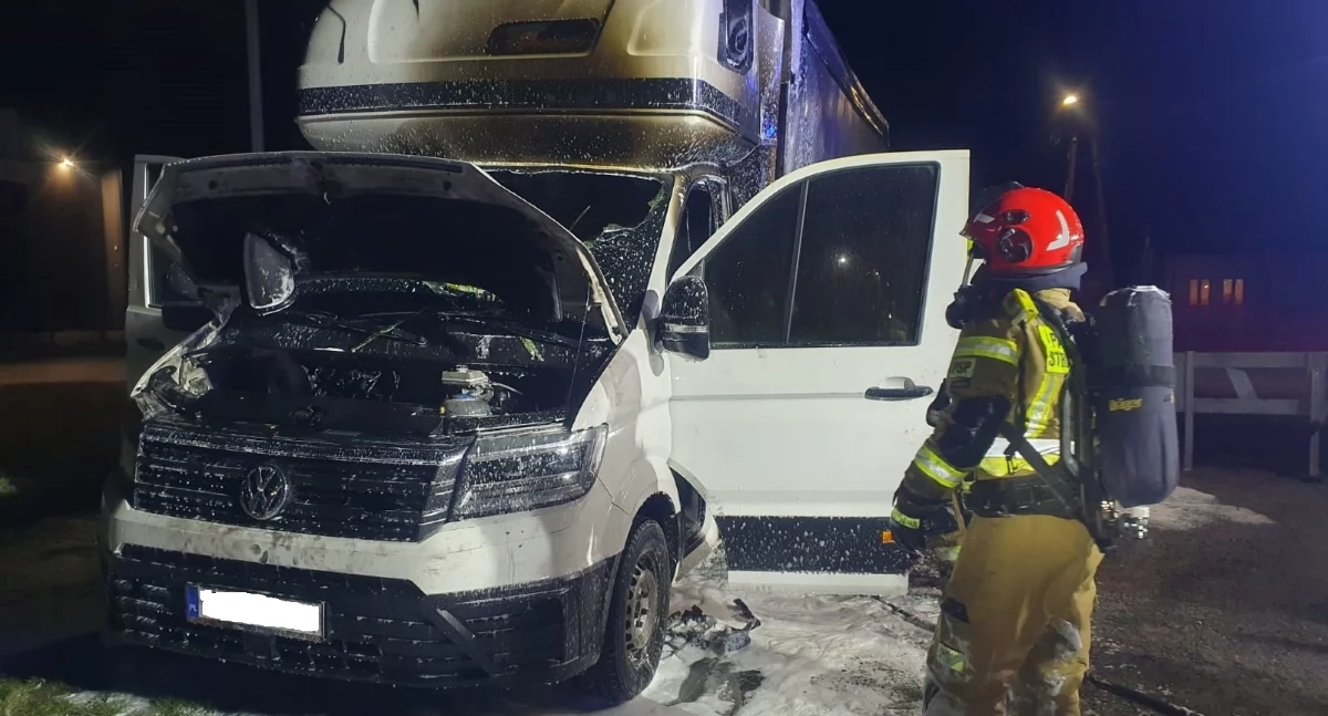 Nowy Dwór Mazowiecki. Pożar dostawczego Volkswagena przy Długiej. Z ogniem walczyły dwa zastępy strażaków