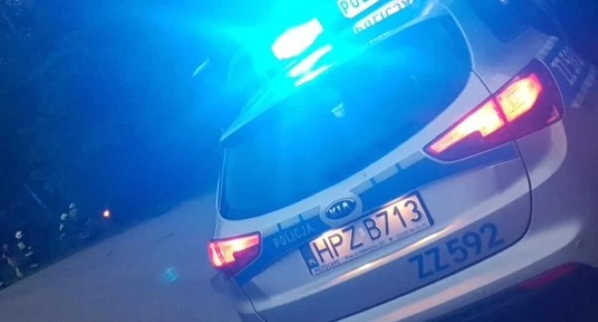 Czosnów. Zderzenie ciężarówki i osobówki na Warszawskiej. Kierowca auta z naczepą wjechał na skrzyżowanie na czerwonym świetle 