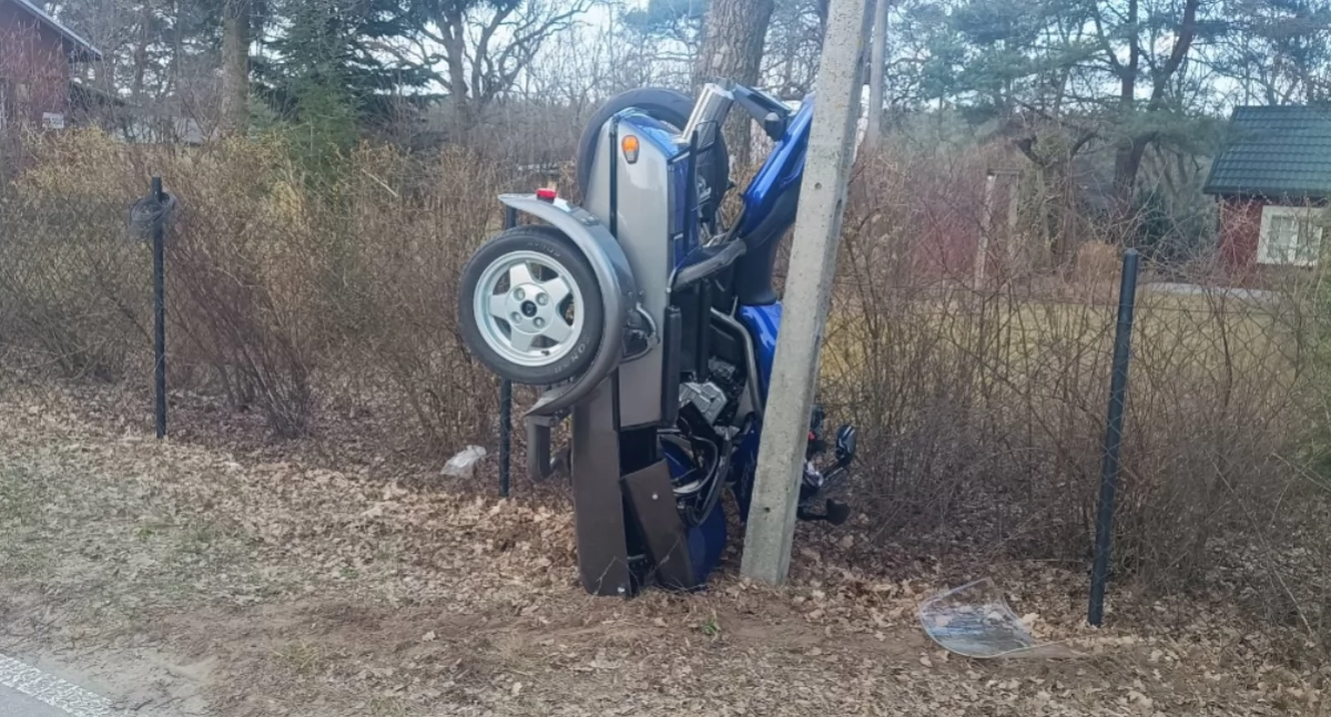 Pomiechówek. W Kosewku motocykl z dwiema osobami zjechał z jezdni i uderzył w słup. Jedna osoba trafiła do szpitala