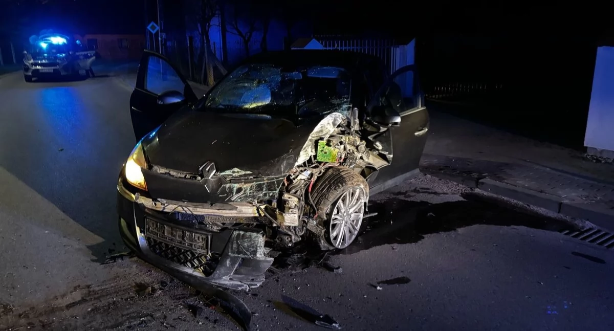 Czosnów. W Czeczotkach, pijany 18-latek zjechał z drogi i uderzył autem w ogrodzenie posesji. Mężczyzna nie posiadał uprawnień do kierowania pojazdami (aktualizacja)
