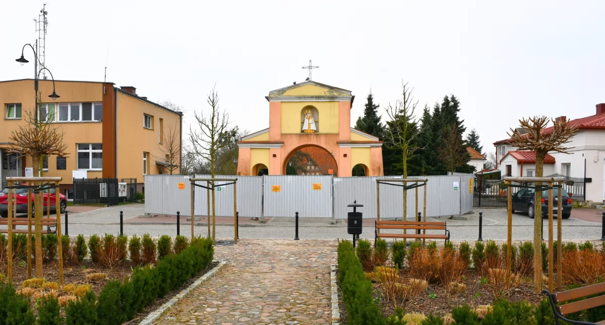 Zakroczym: Ruszyły prace remontowe zabytkowej bramy Kościoła p.w. Podwyższenia Krzyża Świętego
