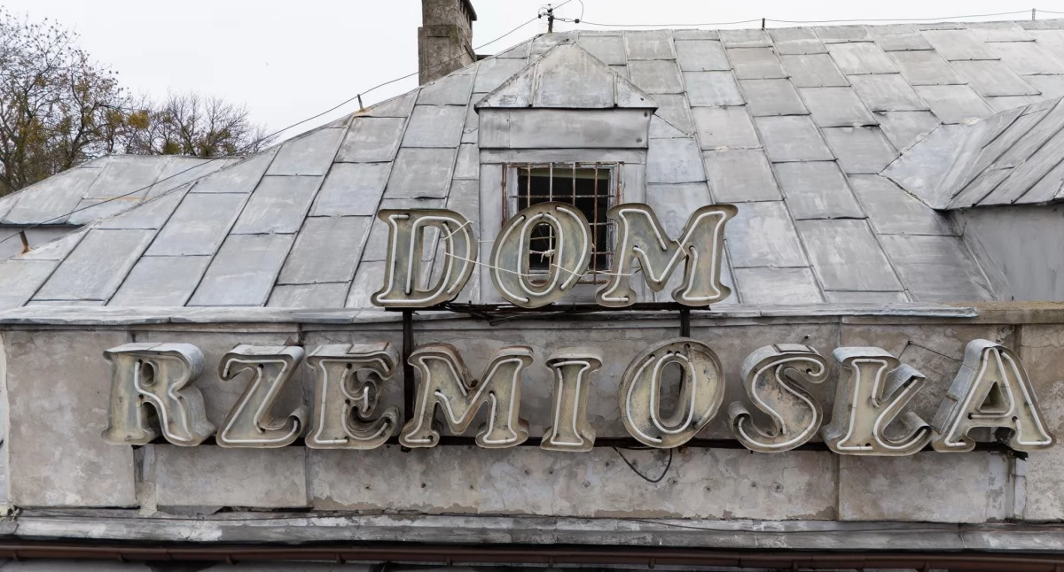 Nowy Dwór Mazowiecki: Zabezpieczenie i renowacja kultowego neonu „Dom Rzemiosła”.