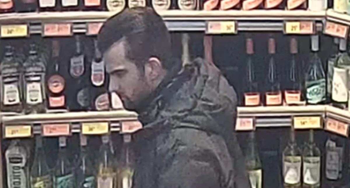 Zakroczym. Mężczyzna ukradł alkohol ze sklepu. Policja prosi o pomoc w ustaleniu tożsamości złodzieja