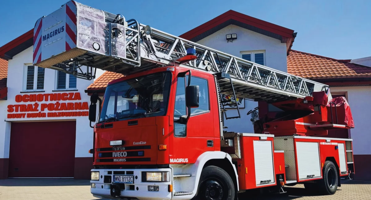 Nowy Dwór Mazowiecki: Specjalistyczny samochód pożarniczy wzbogacił flotę OSP. Drabina mechaniczna IVECO MAGIRUS o wysięgu 37 metrów!
