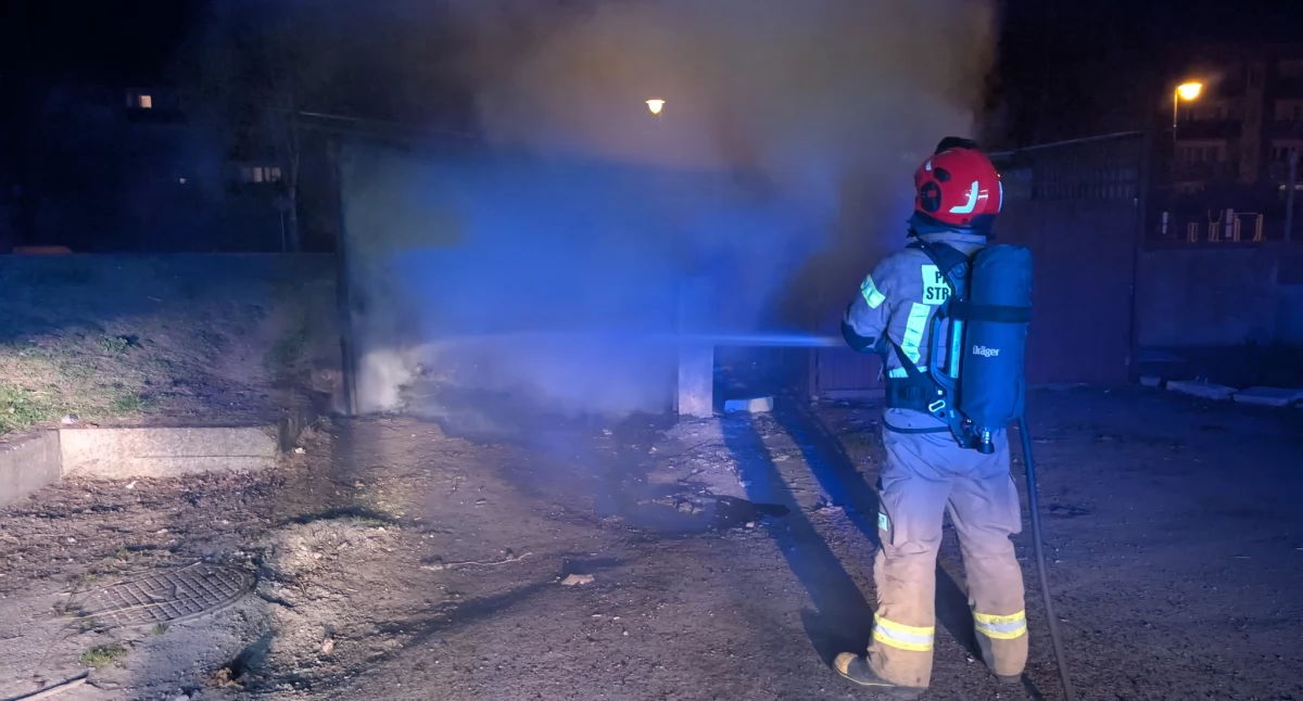 Nowy Dwór Mazowiecki: Pożar śmietnika przy ul. Pileckiego. Działania służb zapobiegły rozprzestrzenianiu się ognia