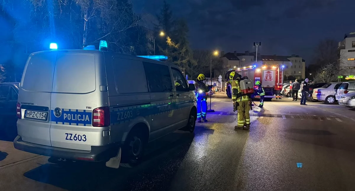 Nowy Dwór Mazowiecki. Na ulicy Okulickiego motocyklista uderzył w cztery zaparkowane auta, a następnie oddalił się z miejsca zdarzenia. Kierowcy jednośladu poszukuje policja