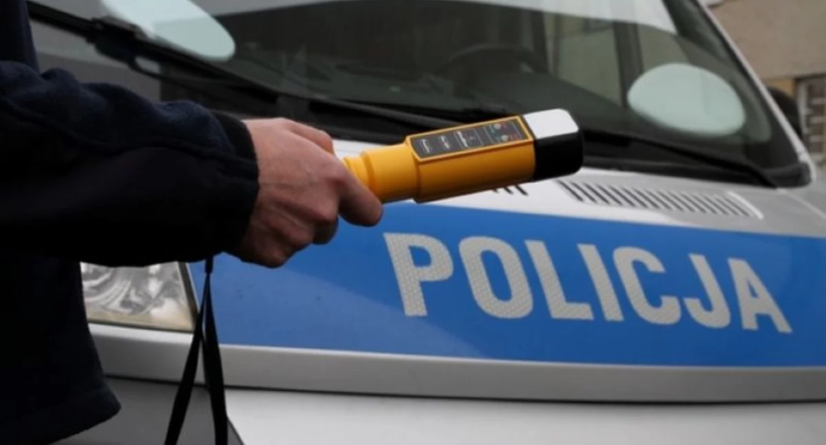 Nowy Dwór Mazowiecki. Na Wojska Polskiego pijany kierowca busa uderzył w barierki, a następnie przejechał przez przejście dla pieszych i zatrzymał się na poboczu