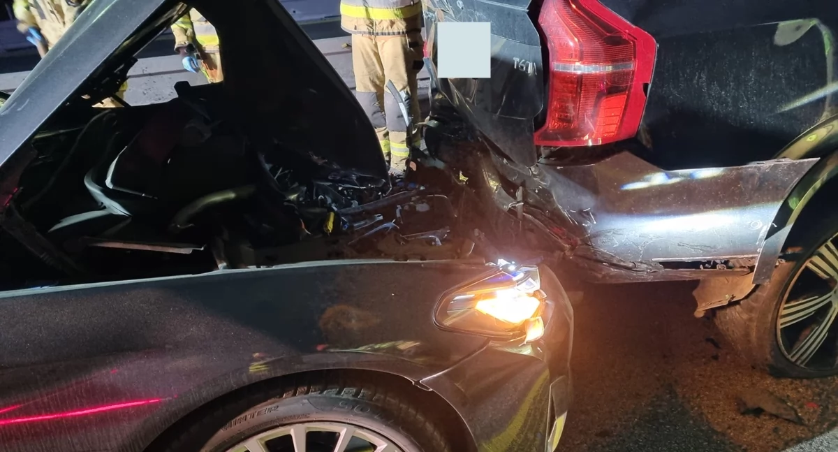 Czosnów. W Kazuniu Nowym kierowca BMW nie dostosował prędkości do warunków na drodze i uderzył w Volvo. Utrudnienia drogowe w kierunku Gdańska trwały półtorej godziny