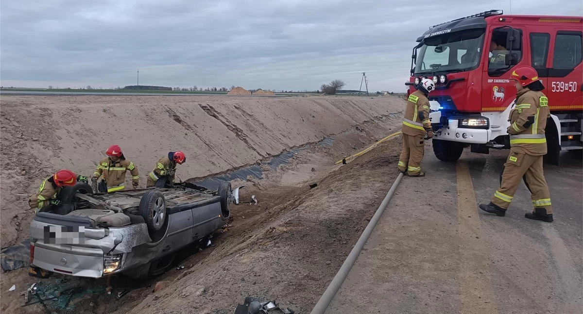Zakroczym. Na trasie S7 kierowca Opla zjechał do rowu i dachował. Pojazd z rowu wyciągnęli strażacy