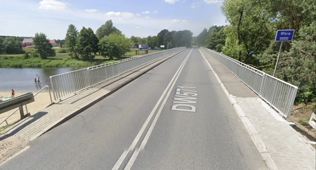 Nasielsk. Pijany kierowca citroena  uderzył w bariery na moście w Borkowie. 32-latek w ogóle nie miał prawa jazdy 