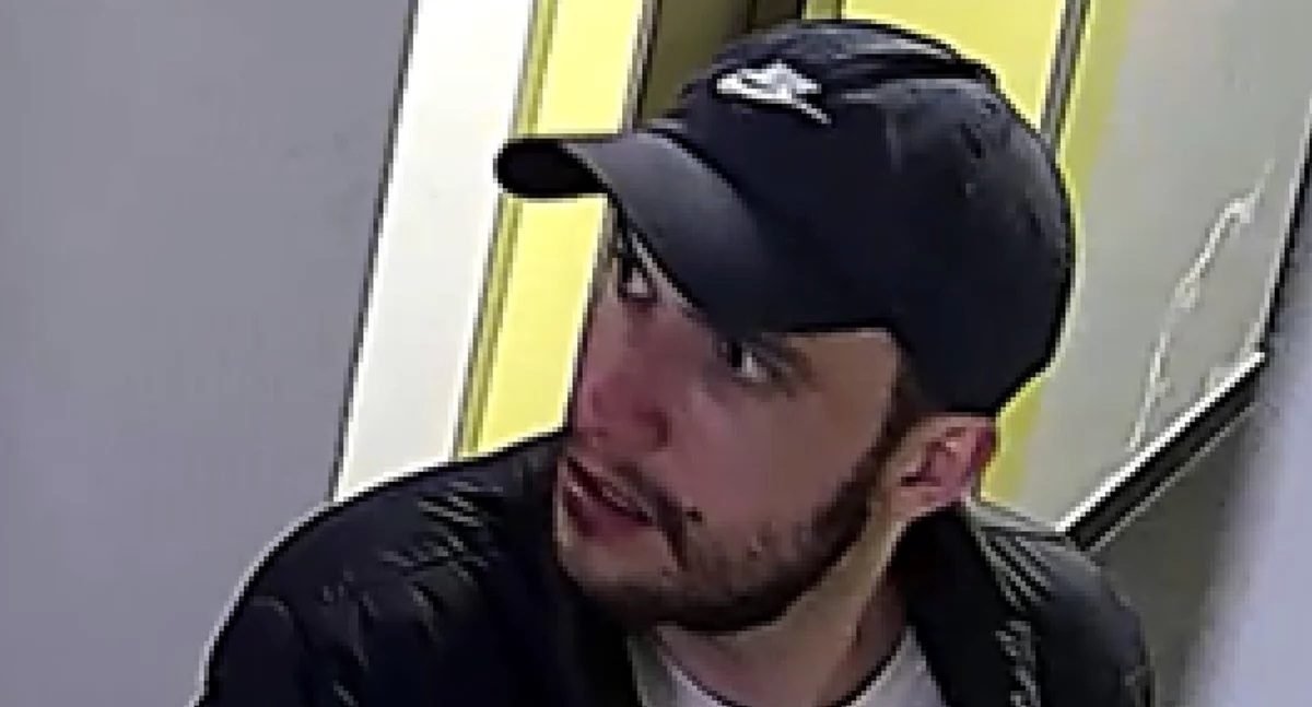 Nowy Dwór Mazowiecki. Policjanci poszukują mężczyzny, który może mieć związek z włamaniem