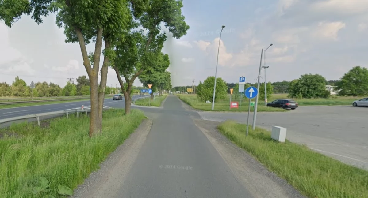 Czosnów. Zderzenie auta osobowego z dostawczakiem w Pieńkowie przy wjeździe na trasę S7. Osobówka dachowała