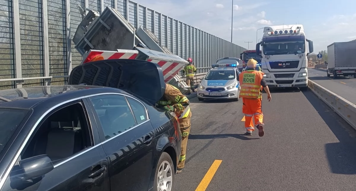 Czosnów. Na S7 BMW uderzyło w przyczepę sygnalizacyjną. Utrudnienia drogowe w miejscu kolizji trwały dwie godziny