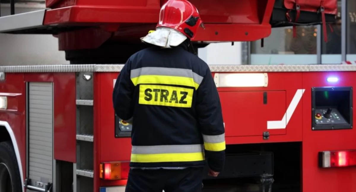 Leoncin. Pożar materaca w domu w Ośnikach. Dwie osoby opatrzone przez zespół ratownictwa medycznego