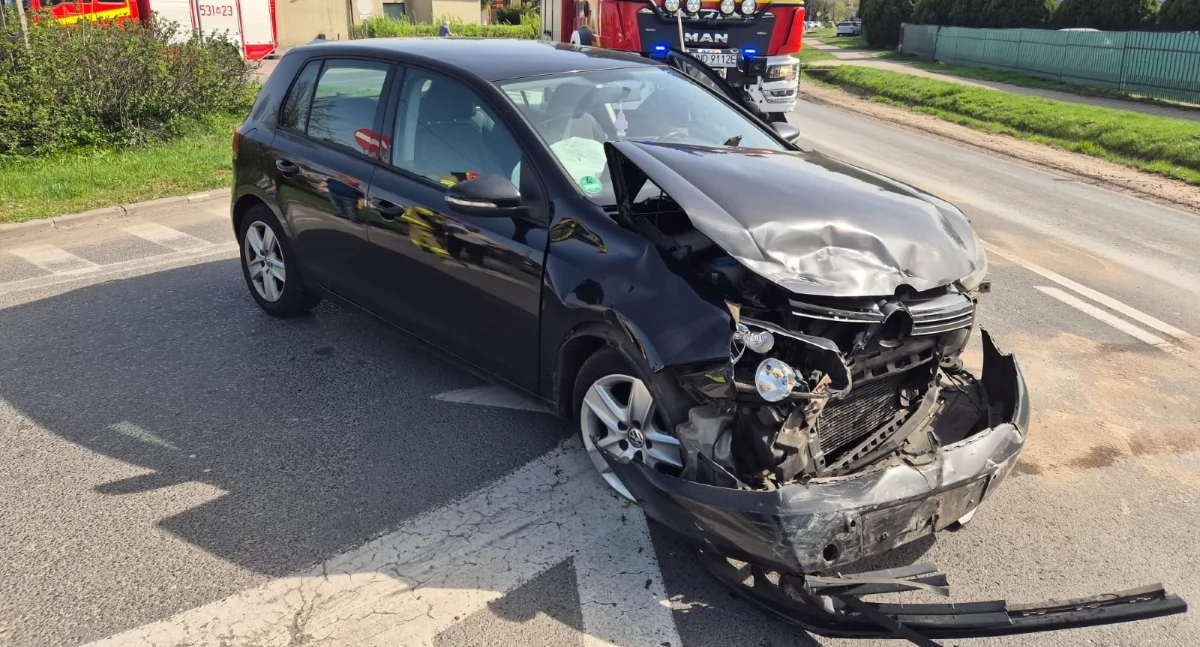Nasielsk. Zderzenie dwóch aut osobowych na skrzyżowaniu Nasielskiej i Słonecznej. Jedna osoba trafiła do szpitala