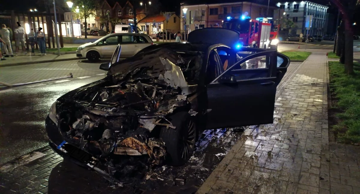 Nasielsk. Nocny pożar BMW przy Rynku. Interweniowały trzy zastępy straży pożarnej i policja