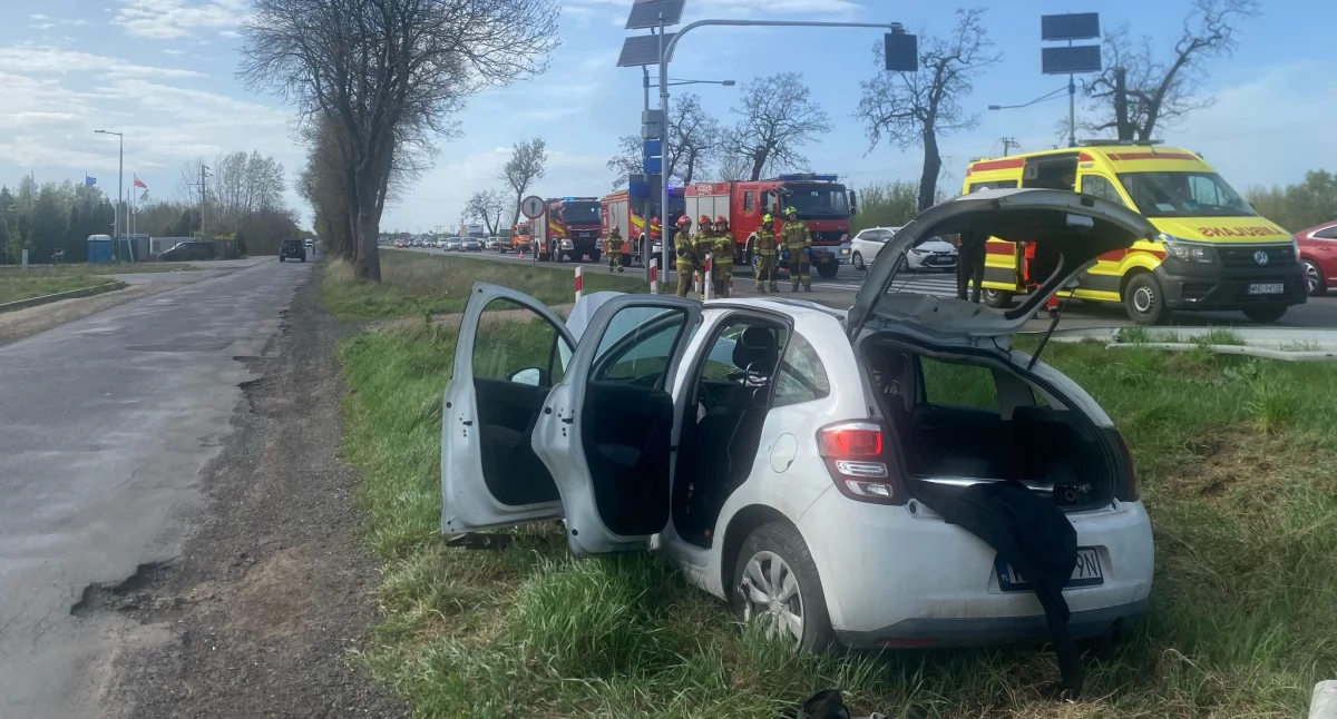 Czosnów. Zderzenie Citroena i Skody na trasie S7 w miejscowości Łomna. Jedna osoba trafiła do szpitala