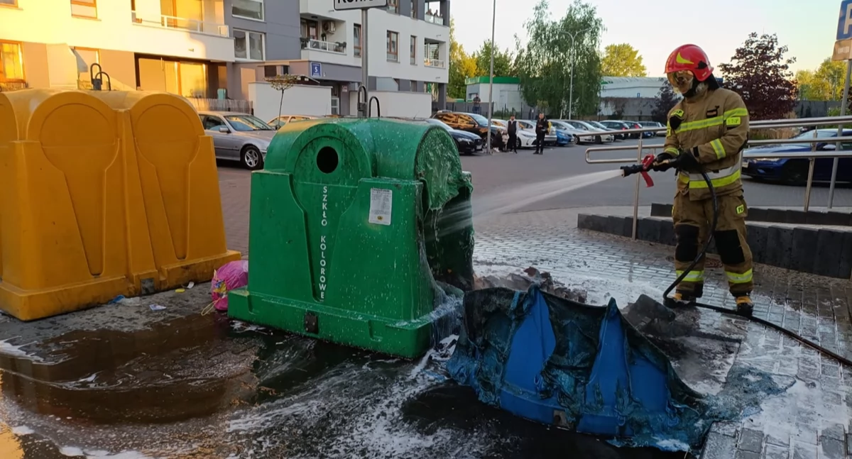 Nowy Dwór Mazowiecki. Pożar kontenerów na odpady przy Jarzębinowej. Interweniowały zastępy straży pożarnej