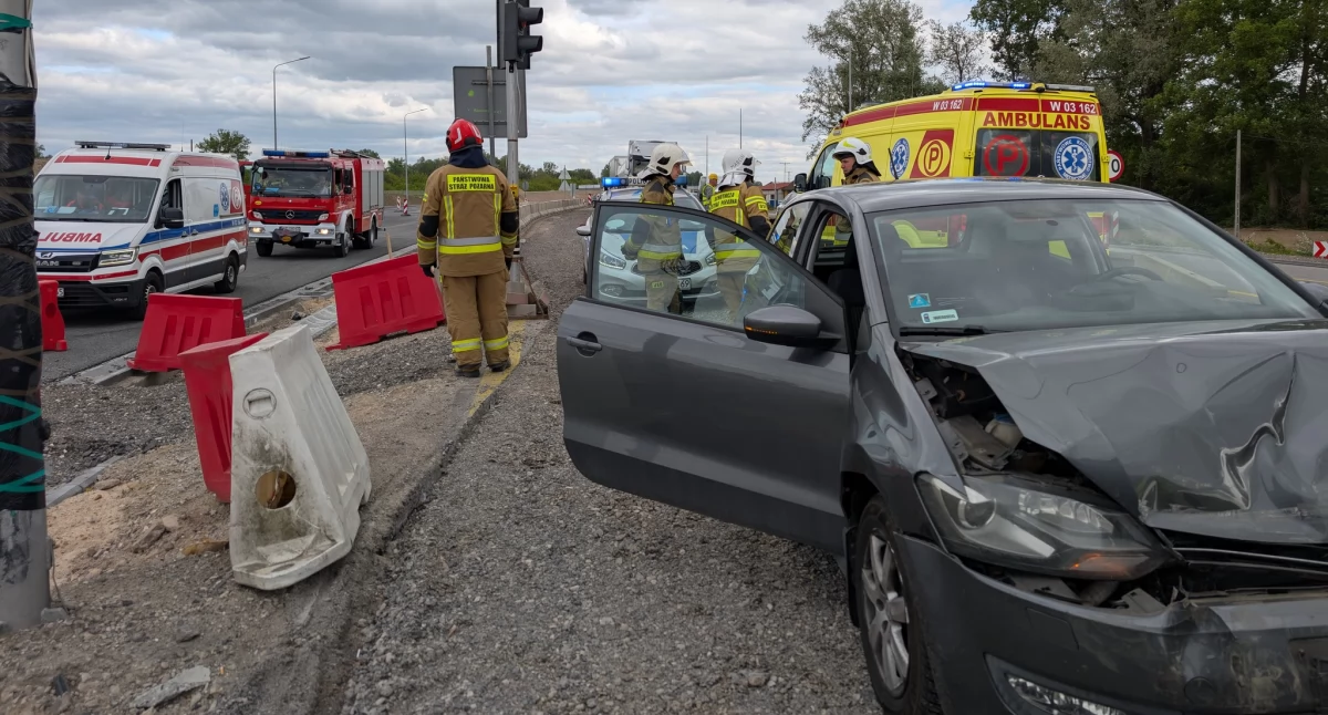Czosnów. Zderzenie Volkswagena i Nissana na trasie S7 w Kazuniu Nowym. Jedna osoba trafiła do szpitala