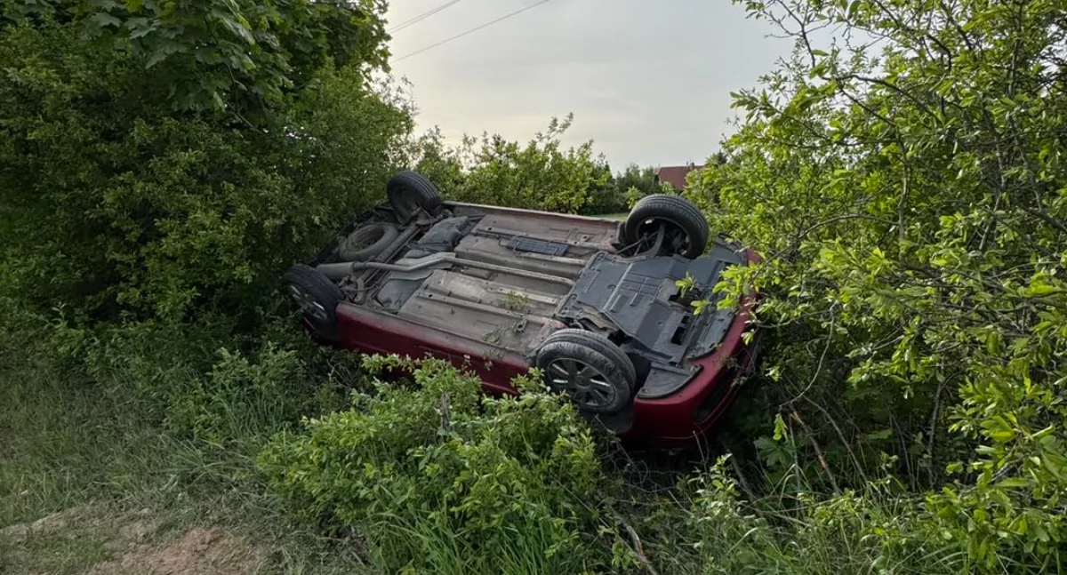 Czosnów: Groźne zderzenie w Kazuniu Bielanach! Auto dachowało i wpadło do rowu