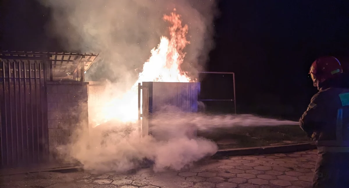 Nowy Dwór Mazowiecki. Nocne pożary śmieci przy Malewicza. Zagrożona płomieniami był wiata śmietnikowa i zaparkowany samochód osobowy