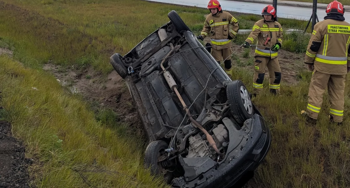 Zakroczym. Osoba kierująca osobową Toyotą zjechała z trasy S7 do rowu i dachowała. Strażacy postawili auto na koła