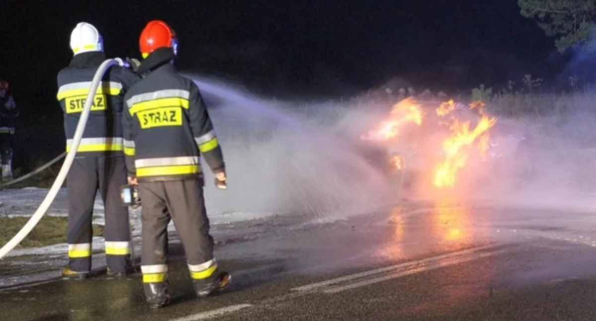 Zakroczym. Pożar Mercedesa w Trębkach Nowych. Z ogniem walczyły dwa zastępy straży pożarnej