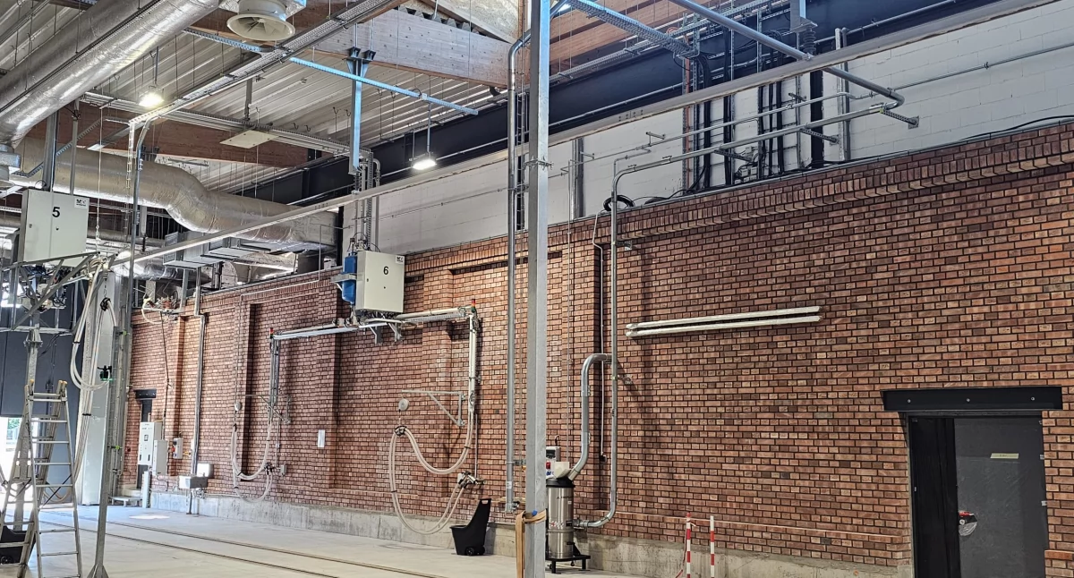 Transport pneumatyczny czy mechaniczny – które rozwiązanie wybrać w przemyśle spożywczym i chemicznym?