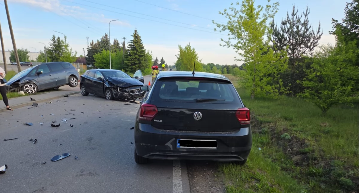 Nasielsk. Zderzenie trzech aut osobowych na Przemysłowej. Utrudnienia drogowe trwały ponad dwie godziny (aktualizacja)