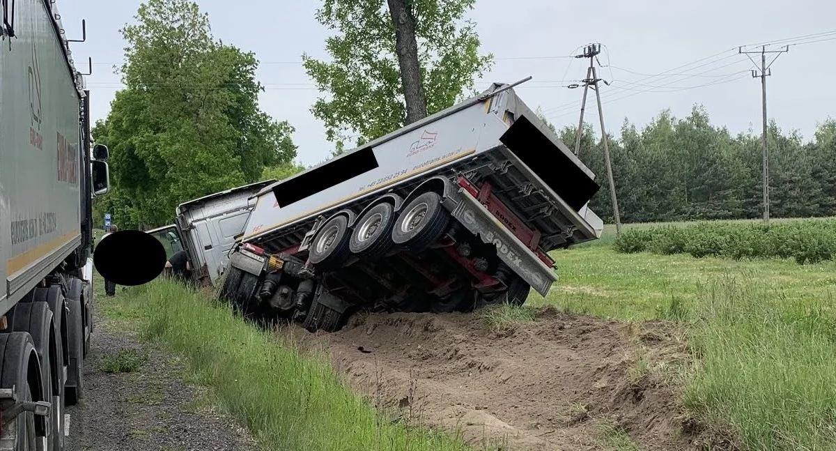 Pomiechówek. W Kikołach pojazd ciężarowy zjechał z DK 62 do rowu i przewrócił się na bok. Na miejscu interweniują służby ratownicze (aktualizacja)