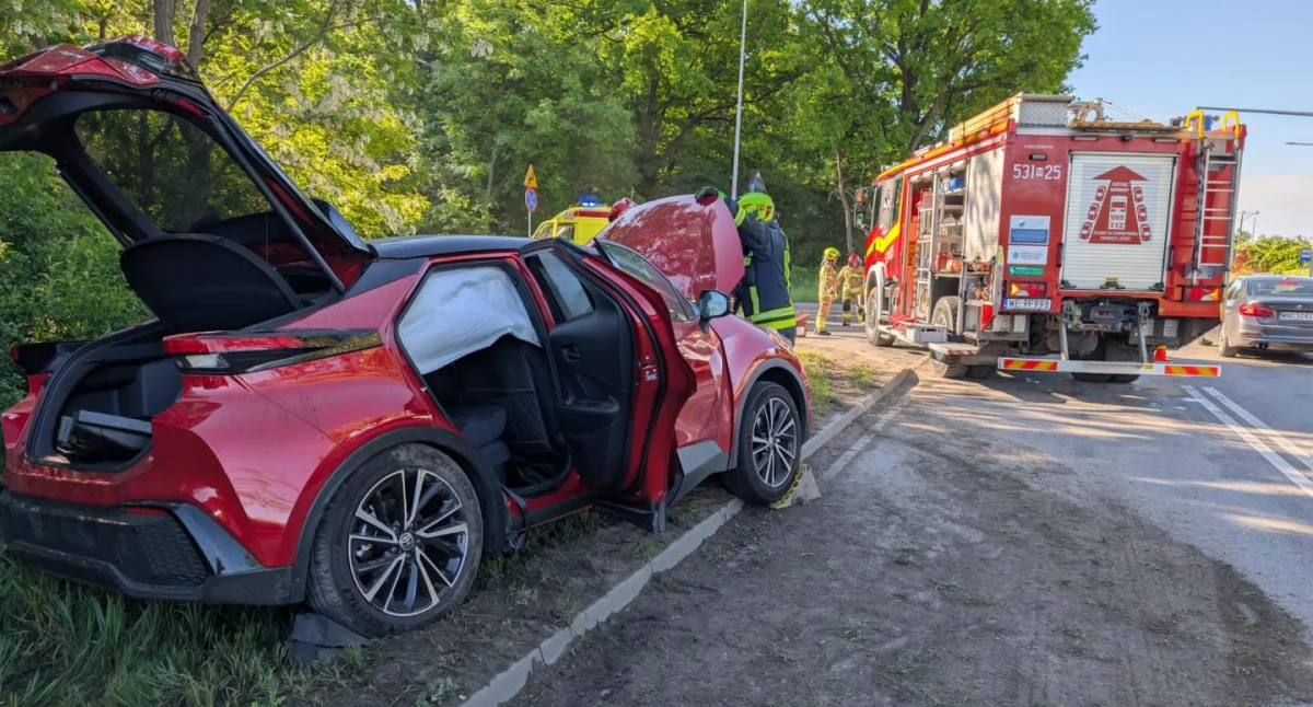 Nowy Dwór Mazowiecki. Zderzenie osobówki z dostawczakiem na Towarowej. 3 osoby trafiły do szpitala (aktualizacja)