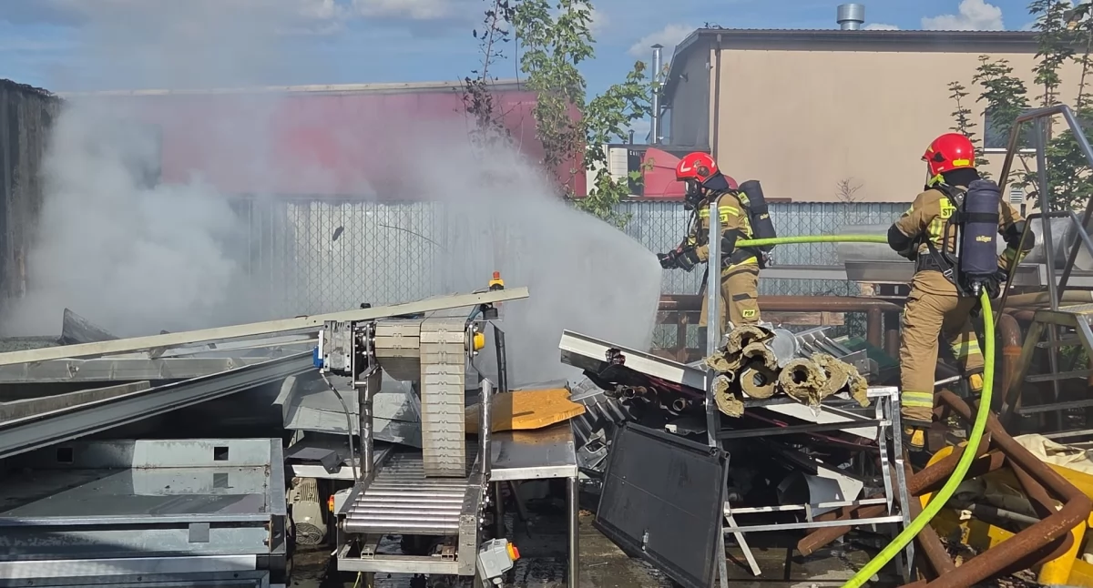 Nowy Dwór Mazowiecki: Pożar odpadów motoryzacyjnych przy ulicy Przemysłowej. Szybka akcja strażaków