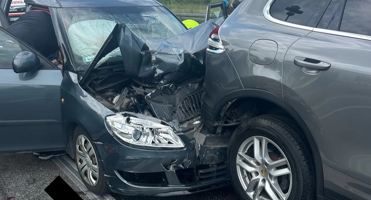 Czosnów. Zderzenie Skody i Porsche na trasie S7 w Palmirach. Dwie osoby trafiły do szpitala, a utrudnienia drogowe w miejscu wypadku trwały ponad 3 godziny