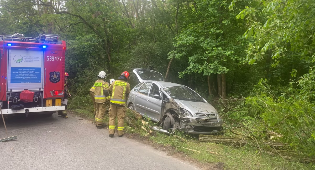 Czosnów. W Jesionce kierująca Citroenem straciła panowanie nad autem, zjechała na pobocze i uderzyła w drzewa. Interweniowały służby ratownicze