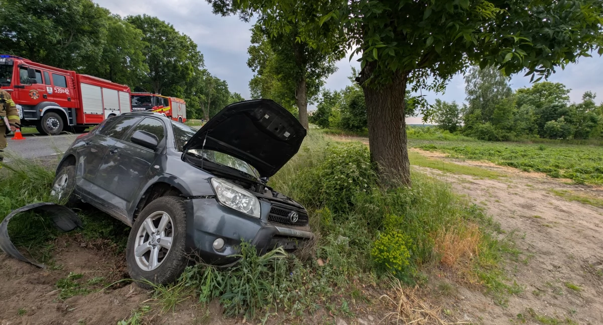 Pomiechówek. Zderzenie auta osobowego z pojazdem ciężarowym na DK 62 w Czarnowie. Jedna osoba trafiła do szpitala