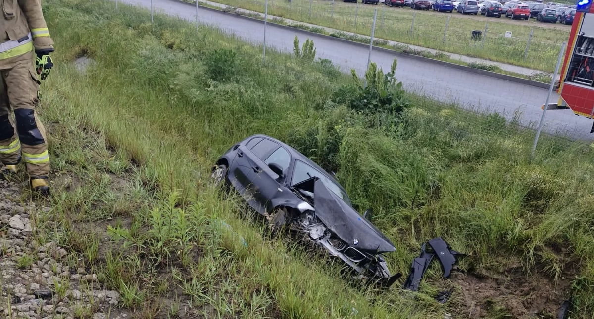 Zakroczym. BMW zjechało z trasy S7 do rowu. 6-letnie dziecko, które podróżowało autem trafiło do szpitala