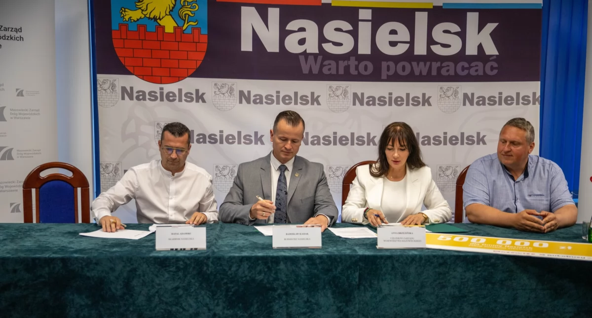 Nasielsk: Urzędnicy podpisali umowę o dofinansowanie zakupu autobusu szkolnego. 500 tys. złotych wpłynie ze środków Województwa Mazowieckiego